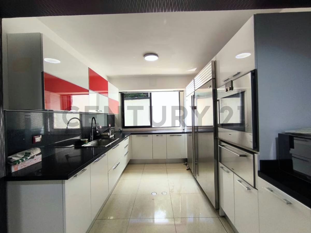 Residencia de 700 m² con vista panorámica al Ávila en Colinas de Los Chaguaramos - 18