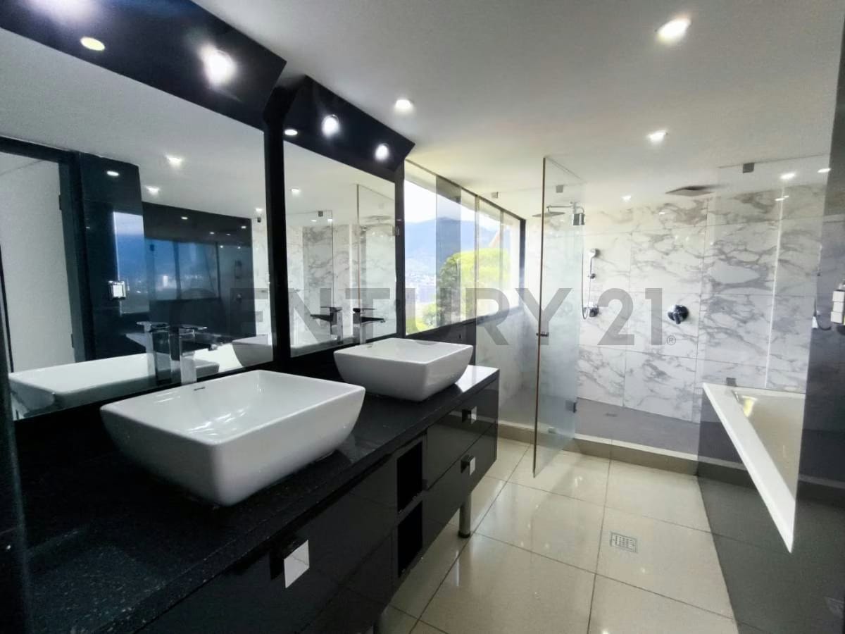 Residencia de 700 m² con vista panorámica al Ávila en Colinas de Los Chaguaramos - 26