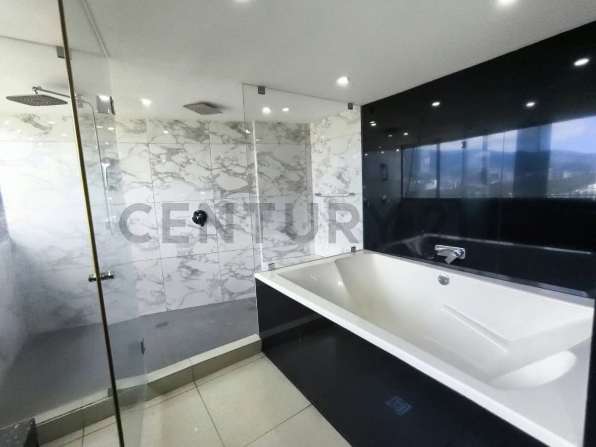 Residencia de 700 m² con vista panorámica al Ávila en Colinas de Los Chaguaramos - 27
