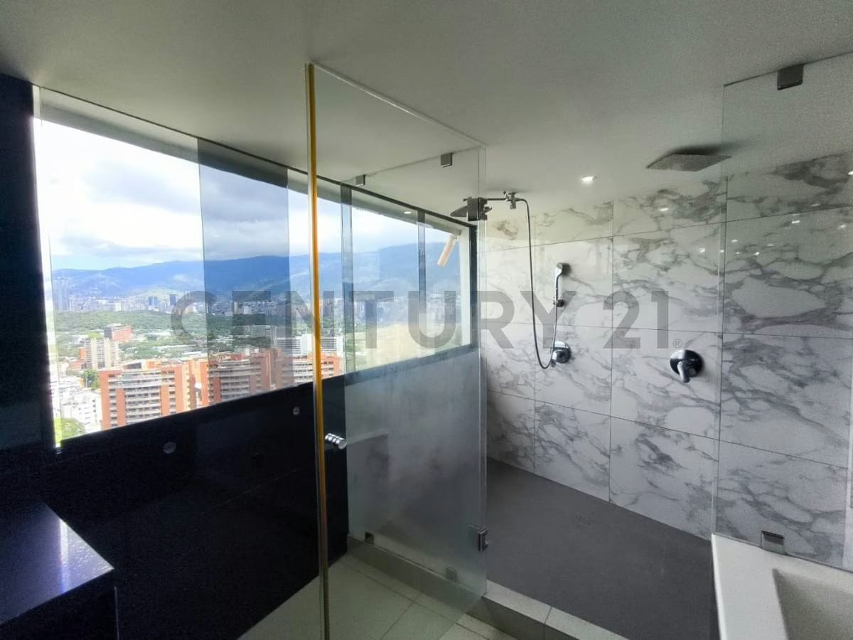 Residencia de 700 m² con vista panorámica al Ávila en Colinas de Los Chaguaramos - 28