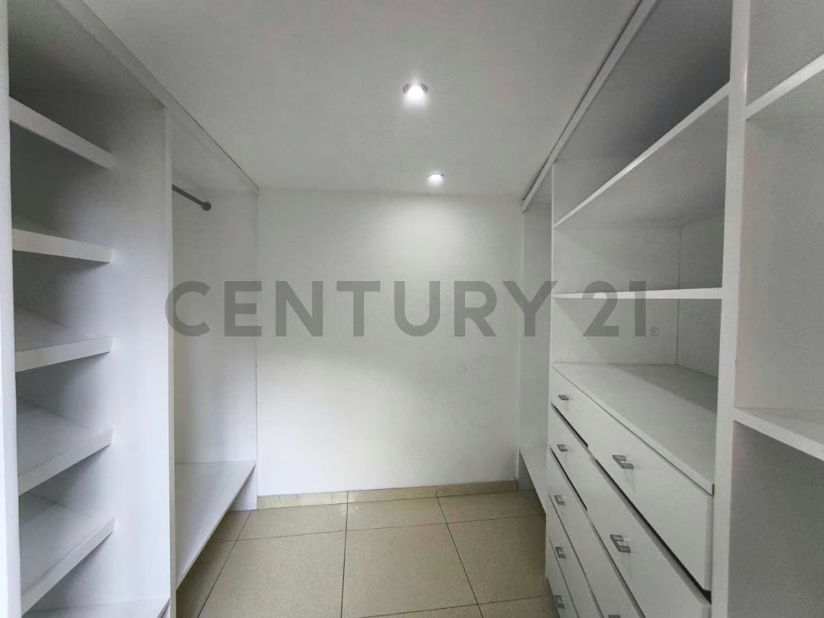 Residencia de 700 m² con vista panorámica al Ávila en Colinas de Los Chaguaramos - 29
