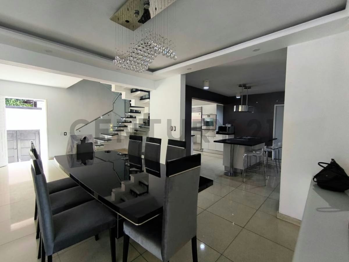 Residencia de 700 m² con vista panorámica al Ávila en Colinas de Los Chaguaramos - 9
