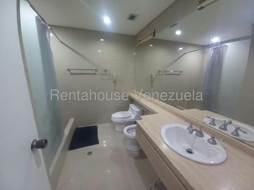 Apartamento (1 Nivel) en Alquiler en Chuao, Distrito Metropolitano - 5