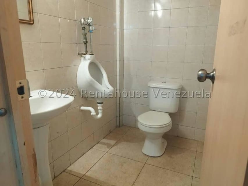 Comercial (Local Comercial) en Venta en Los Palos Grandes, Distrito Metropolitano - 17