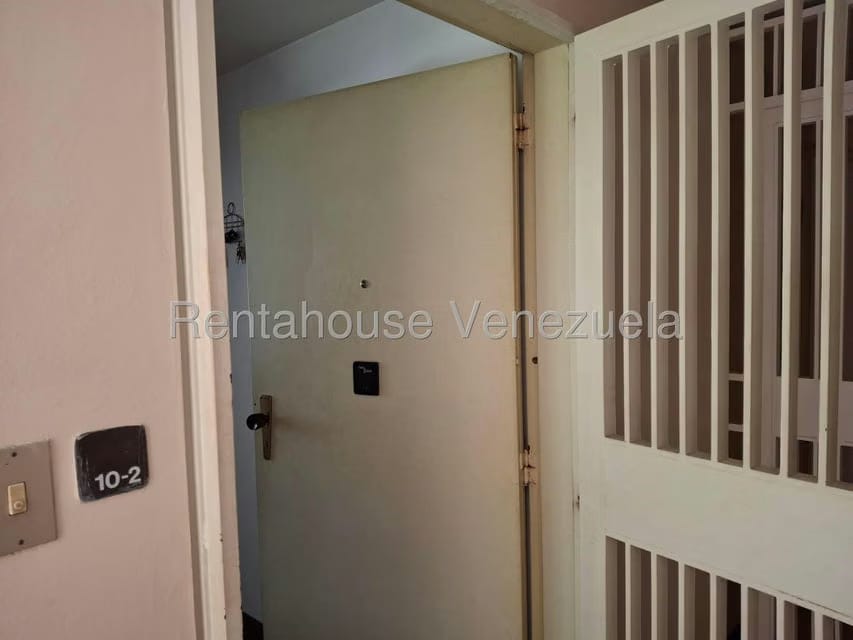 Apartamento (1 Nivel) en Alquiler en Santa Paula, Distrito Metropolitano - 2