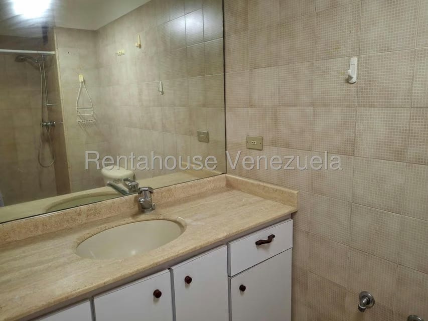 Apartamento (1 Nivel) en Alquiler en Santa Paula, Distrito Metropolitano - 13