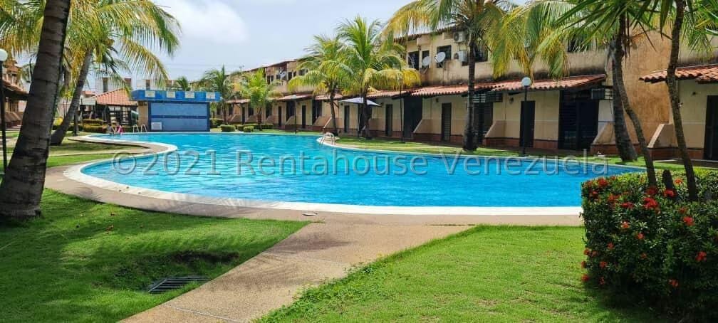 Townhouse (Duplex) en Venta en Via Curiepe, Miranda - 2