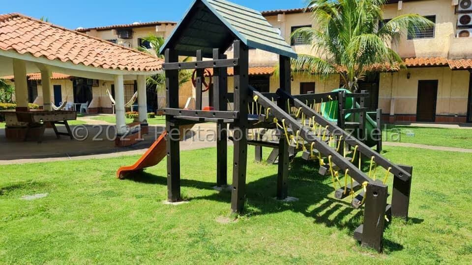 Townhouse (Duplex) en Venta en Via Curiepe, Miranda - 3