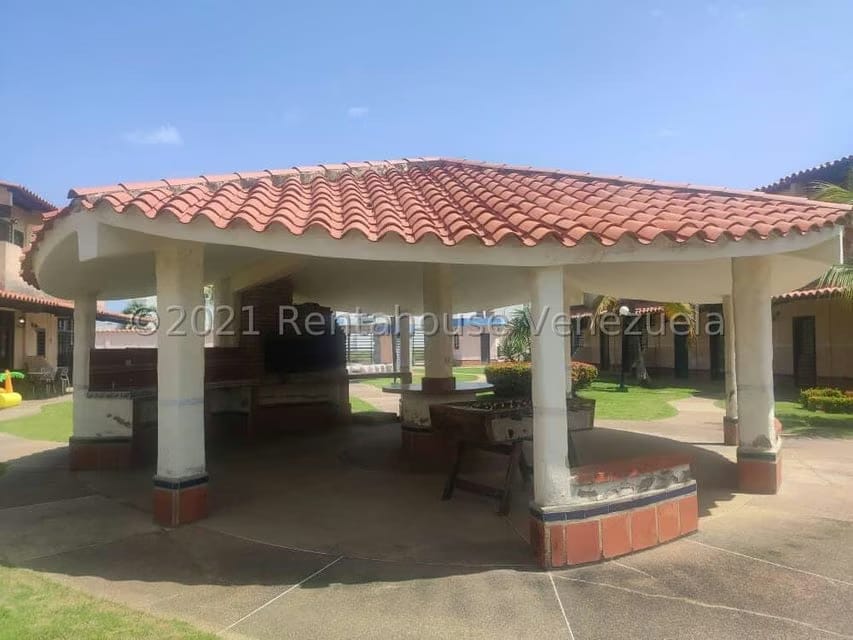 Townhouse (Duplex) en Venta en Via Curiepe, Miranda - 4