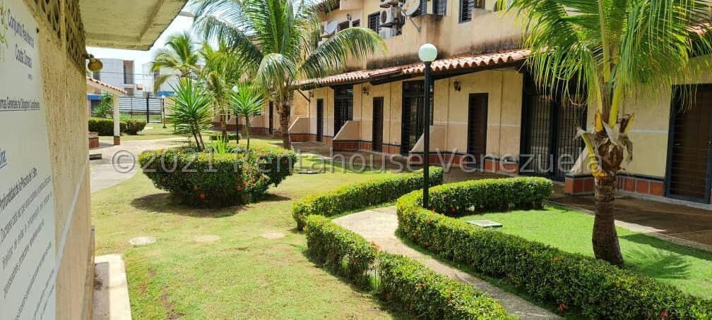 Townhouse (Duplex) en Venta en Via Curiepe, Miranda - 5