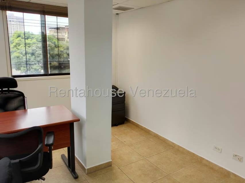 Comercial (Oficina) en Alquiler en Los Dos Caminos, Distrito Metropolitano