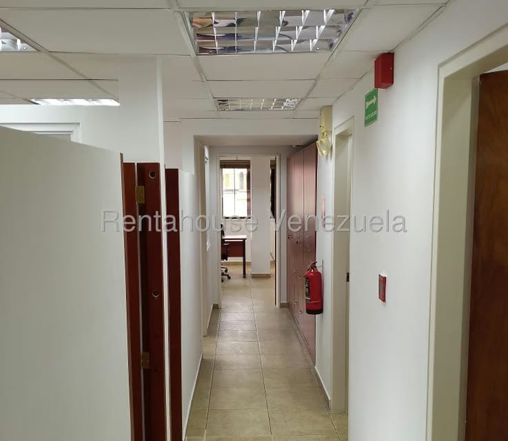 Comercial (Oficina) en Alquiler en Los Dos Caminos, Distrito Metropolitano - 11