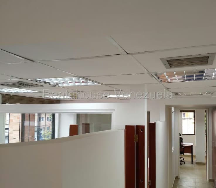 Comercial (Oficina) en Alquiler en Los Dos Caminos, Distrito Metropolitano - 12