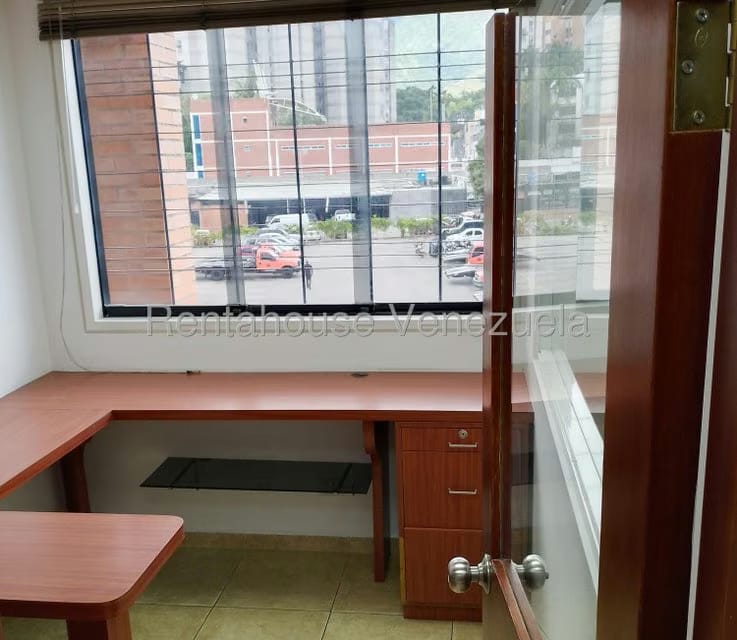 Comercial (Oficina) en Alquiler en Los Dos Caminos, Distrito Metropolitano - 13