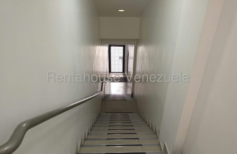 Comercial (Oficina) en Alquiler en Los Dos Caminos, Distrito Metropolitano - 17