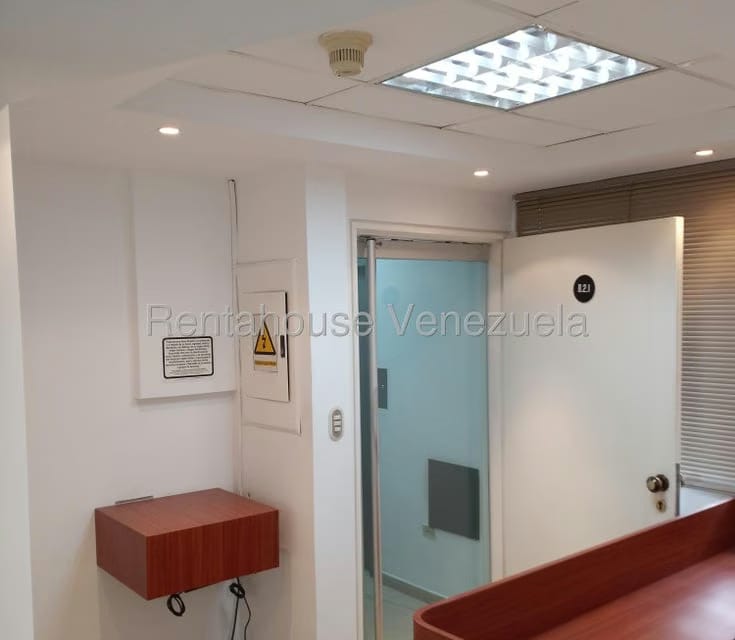 Comercial (Oficina) en Alquiler en Los Dos Caminos, Distrito Metropolitano - 4