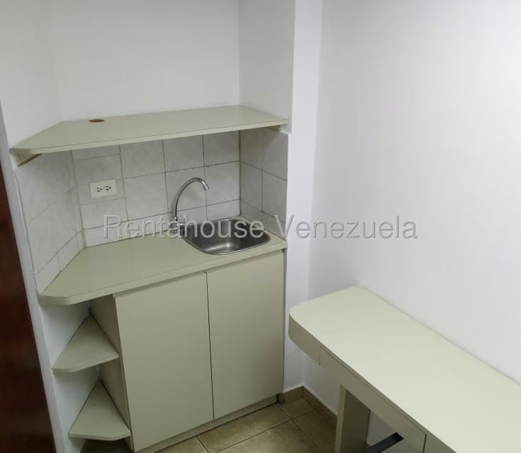 Comercial (Oficina) en Alquiler en Los Dos Caminos, Distrito Metropolitano - 6