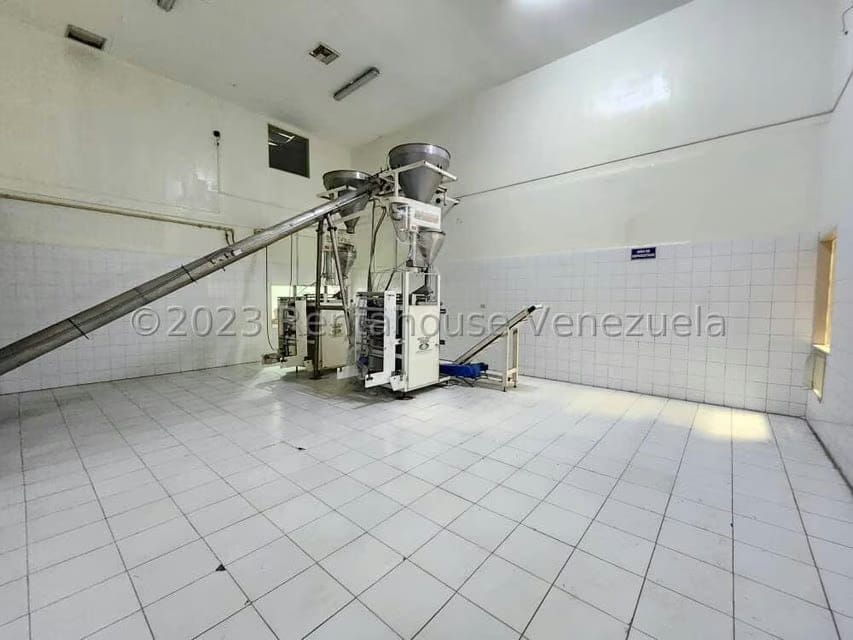 Comercial (Galpon - Deposito) en Venta en Zona Industrial 3, Lara - 36