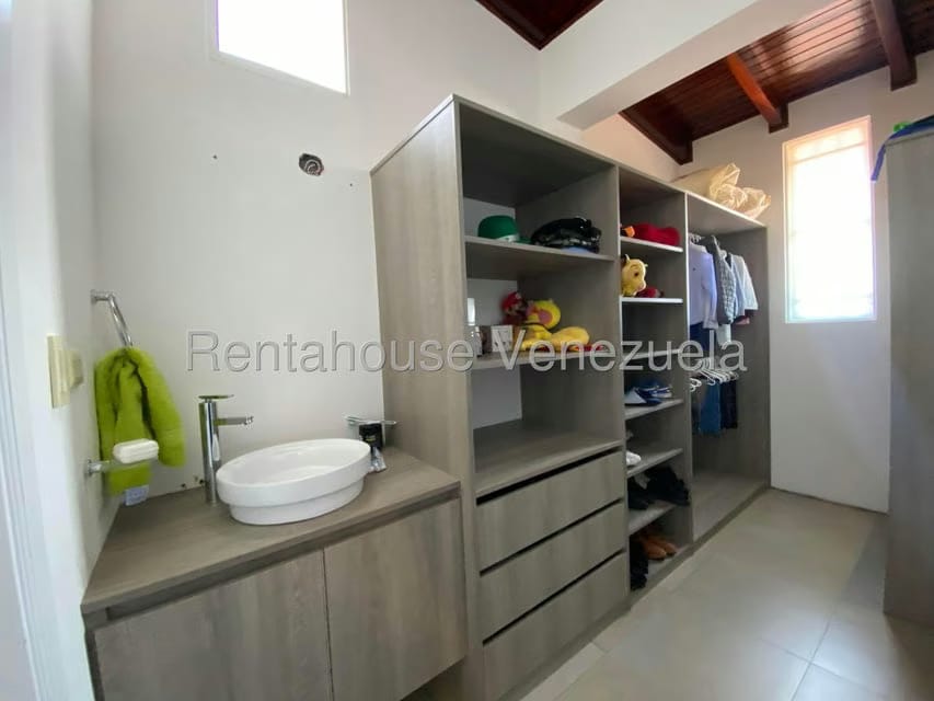 Casa (Multipes Niveles) en Venta en Cumbres de Curumo, Distrito Metropolitano - 110