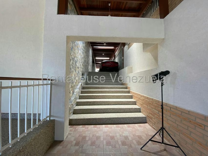 Casa (Multipes Niveles) en Venta en Cumbres de Curumo, Distrito Metropolitano - 125