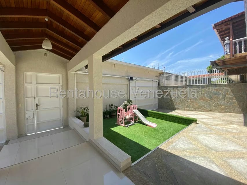 Casa (Multipes Niveles) en Venta en Cumbres de Curumo, Distrito Metropolitano - 130