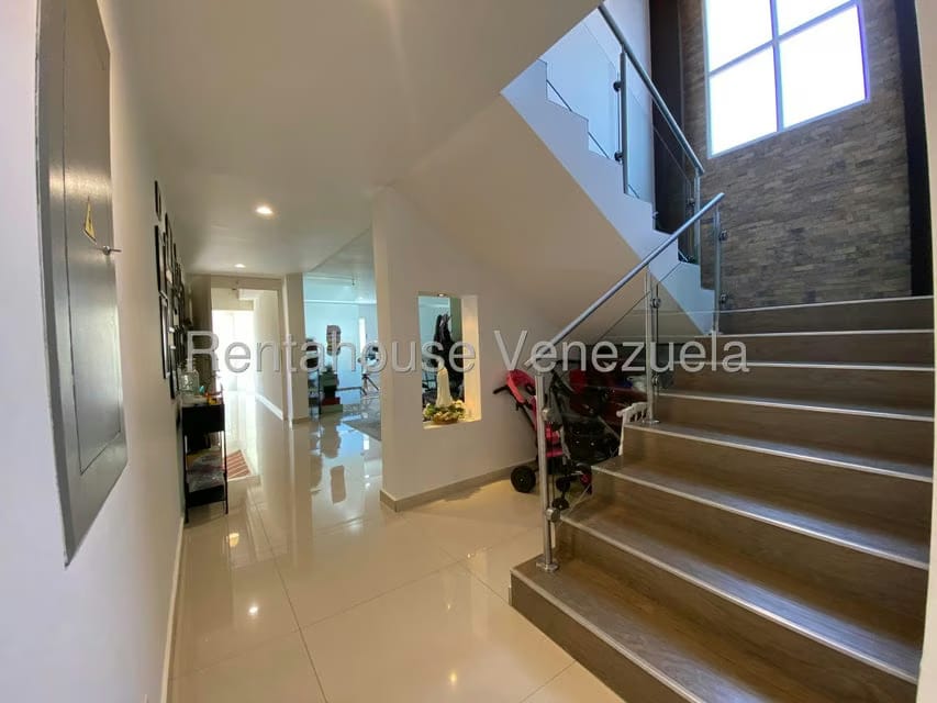 Casa (Multipes Niveles) en Venta en Cumbres de Curumo, Distrito Metropolitano - 24