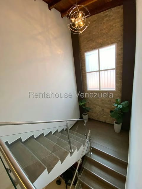 Casa (Multipes Niveles) en Venta en Cumbres de Curumo, Distrito Metropolitano - 85