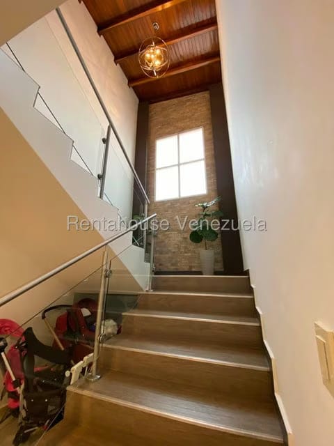 Casa (Multipes Niveles) en Venta en Cumbres de Curumo, Distrito Metropolitano - 86