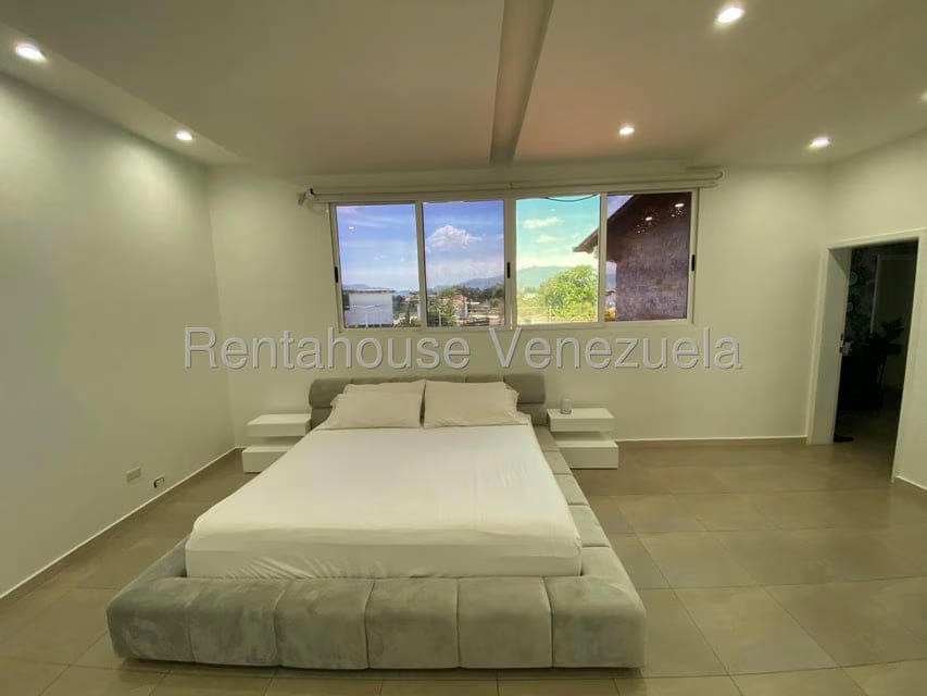 Casa (Multipes Niveles) en Venta en Cumbres de Curumo, Distrito Metropolitano - 93