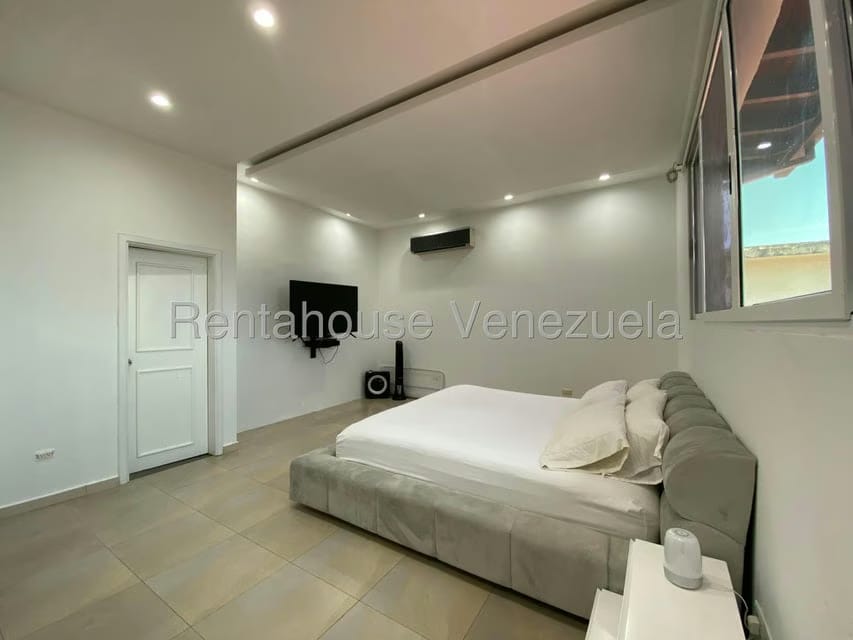 Casa (Multipes Niveles) en Venta en Cumbres de Curumo, Distrito Metropolitano - 94