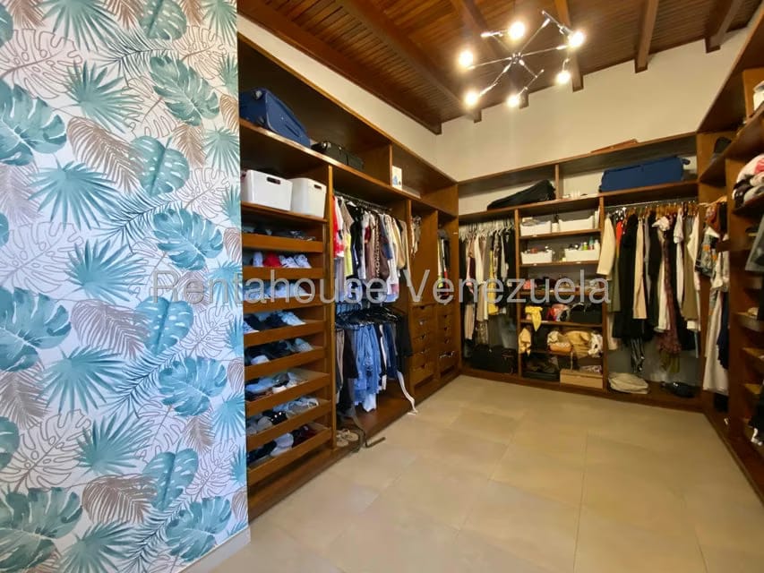 Casa (Multipes Niveles) en Venta en Cumbres de Curumo, Distrito Metropolitano - 95