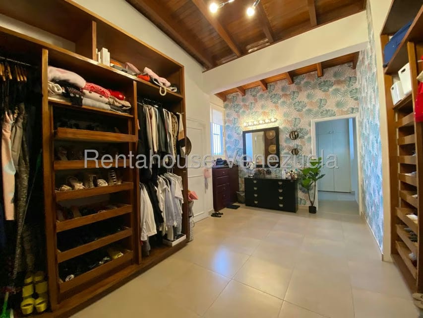 Casa (Multipes Niveles) en Venta en Cumbres de Curumo, Distrito Metropolitano - 96