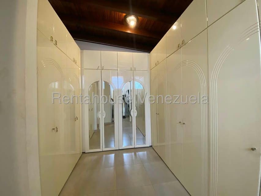 Casa (Multipes Niveles) en Venta en Cumbres de Curumo, Distrito Metropolitano - 98