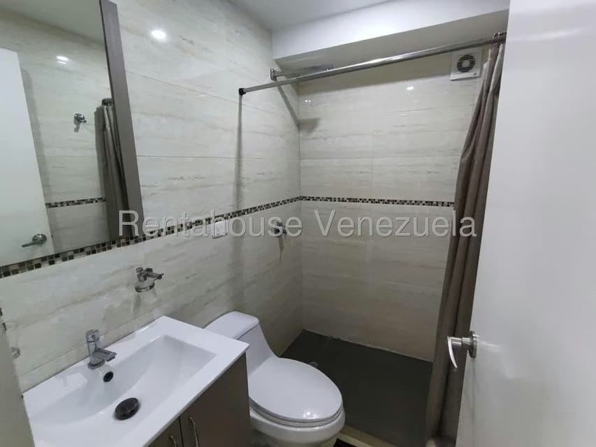 Apartamento (1 Nivel) en Alquiler en La Urbina, Distrito Metropolitano - 14