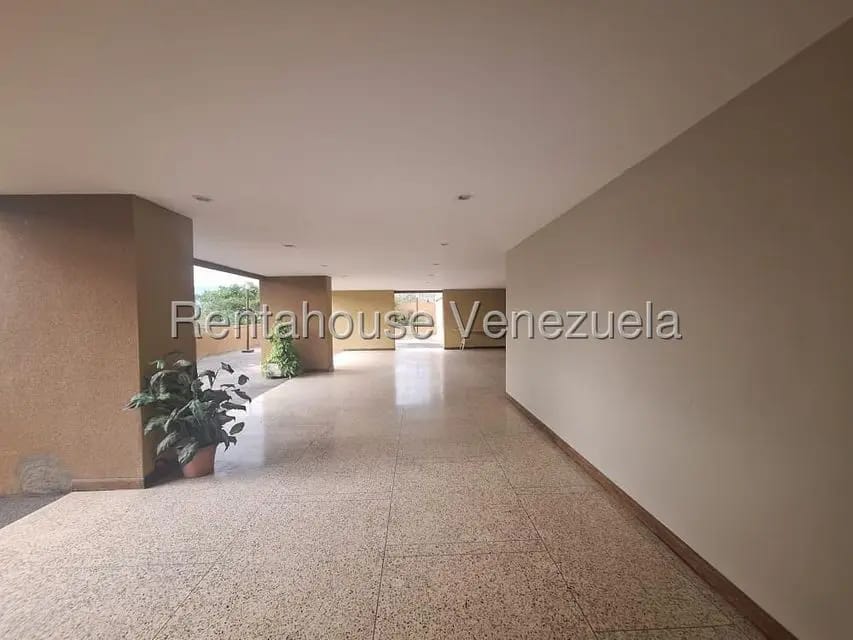 Apartamento (1 Nivel) en Alquiler en Colinas de Bello Monte, Distrito Metropolitano - 11