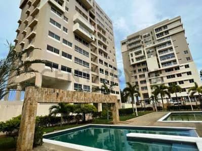 C21 VENDE MODERNO APTO PLAZA CAMPO Ave El Milagro