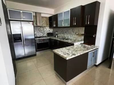 C21 VENDE MODERNO APTO PLAZA CAMPO Ave El Milagro - 2