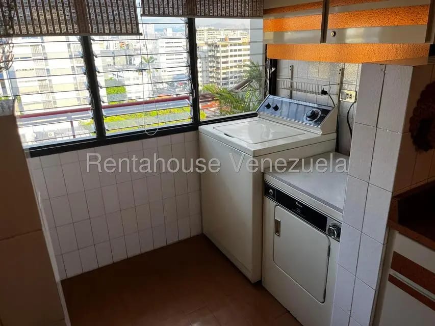 Apartamento (1 Nivel) en Alquiler en Los Palos Grandes, Distrito Metropolitano - 13