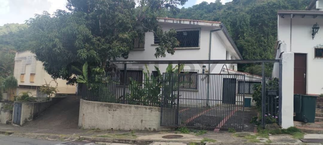 Iluminada y ventilada casa en Venta en la Urb. Santa Sofia, Municipio Baruta