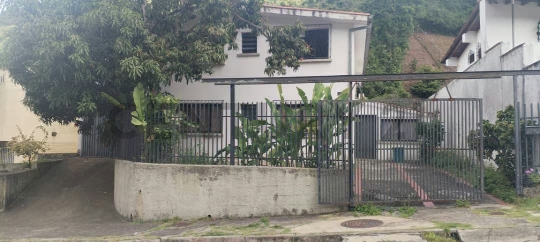 Iluminada y ventilada casa en Venta en la Urb. Santa Sofia, Municipio Baruta - 2