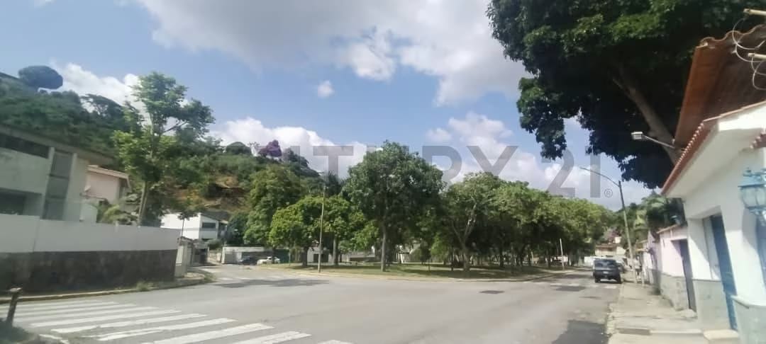 Iluminada y ventilada casa en Venta en la Urb. Santa Sofia, Municipio Baruta - 13