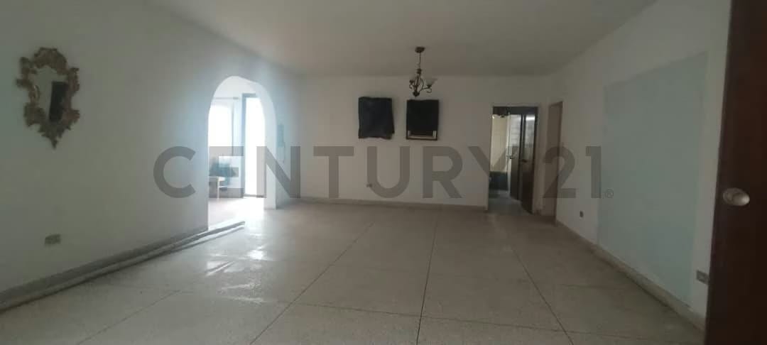 Iluminada y ventilada casa en Venta en la Urb. Santa Sofia, Municipio Baruta - 3