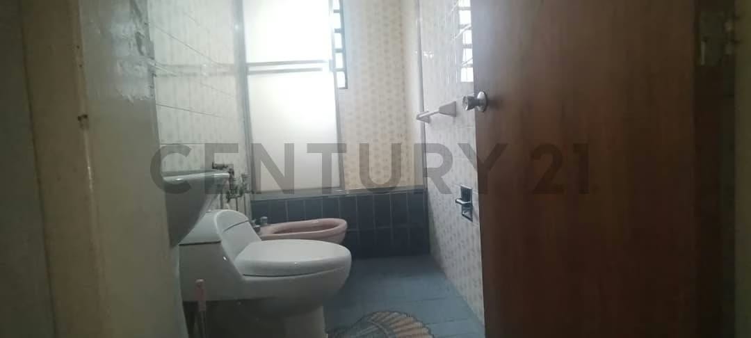 Iluminada y ventilada casa en Venta en la Urb. Santa Sofia, Municipio Baruta - 8