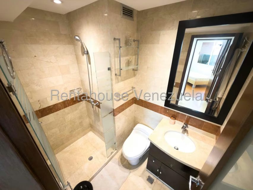 Apartamento (1 Nivel) en Alquiler en Solar del Hatillo, Distrito Metropolitano - 18