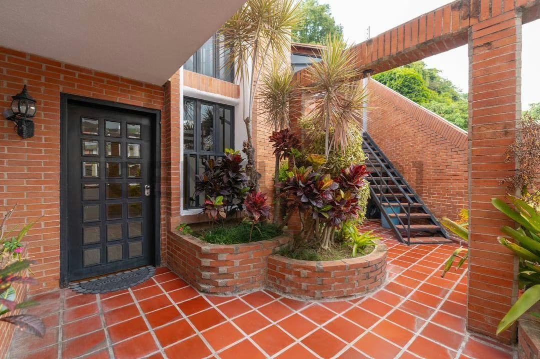 En Venta Espectacular Casa-Quinta de 2 niveles en Cumbres de Curumo