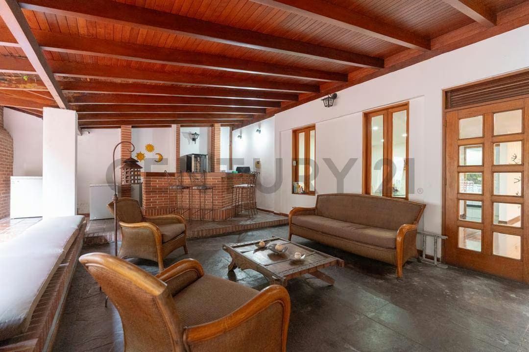 En Venta Espectacular Casa-Quinta de 2 niveles en Cumbres de Curumo - 11