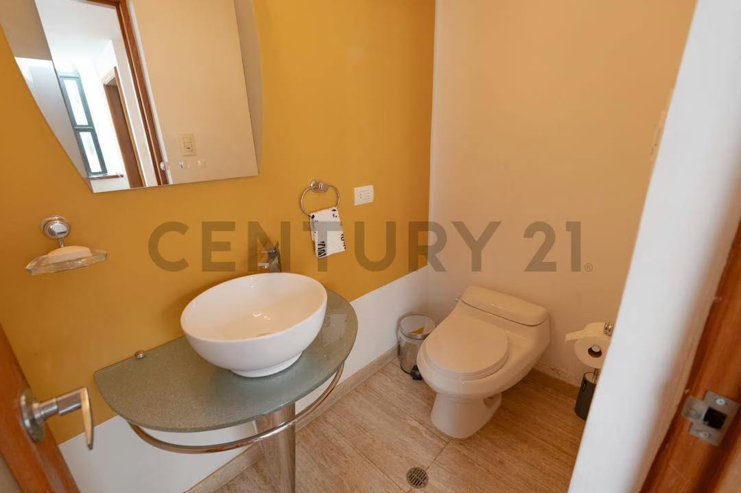 En Venta Espectacular Casa-Quinta de 2 niveles en Cumbres de Curumo - 16