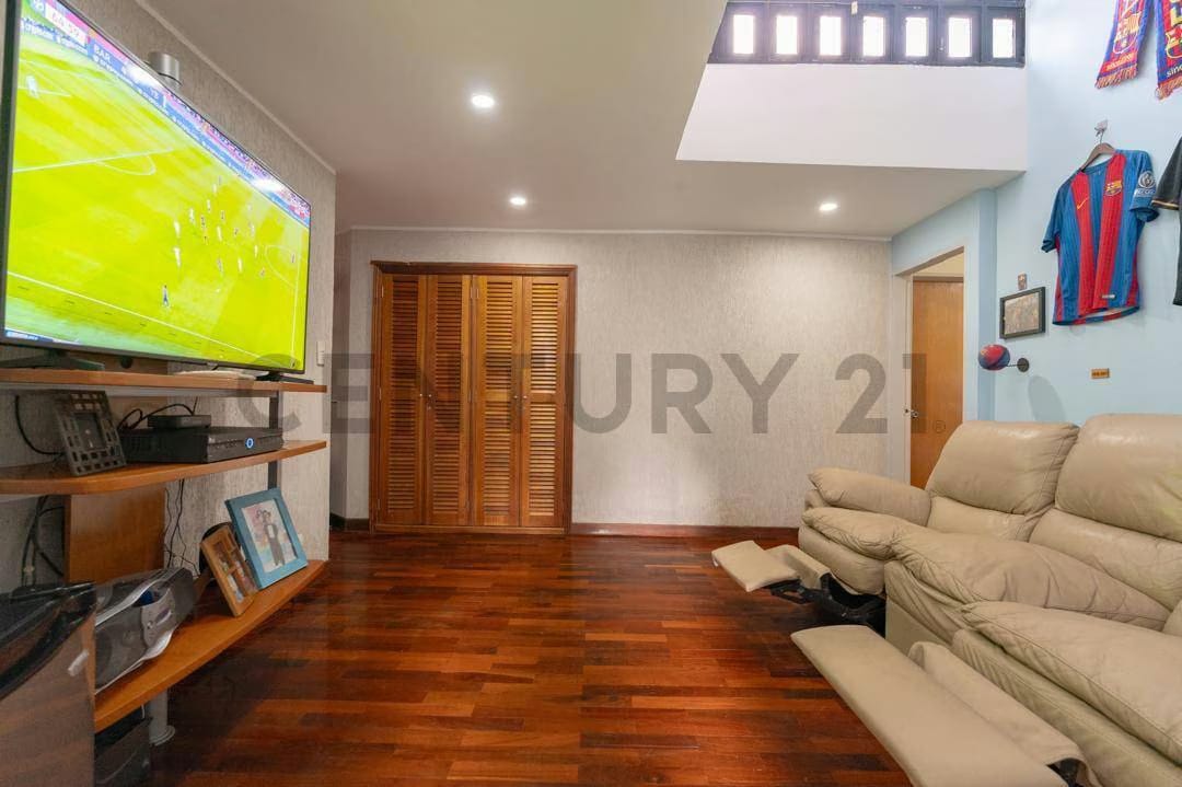 En Venta Espectacular Casa-Quinta de 2 niveles en Cumbres de Curumo - 17