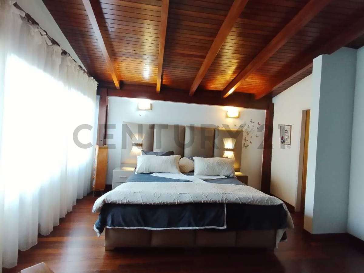 En Venta Espectacular Casa-Quinta de 2 niveles en Cumbres de Curumo - 18