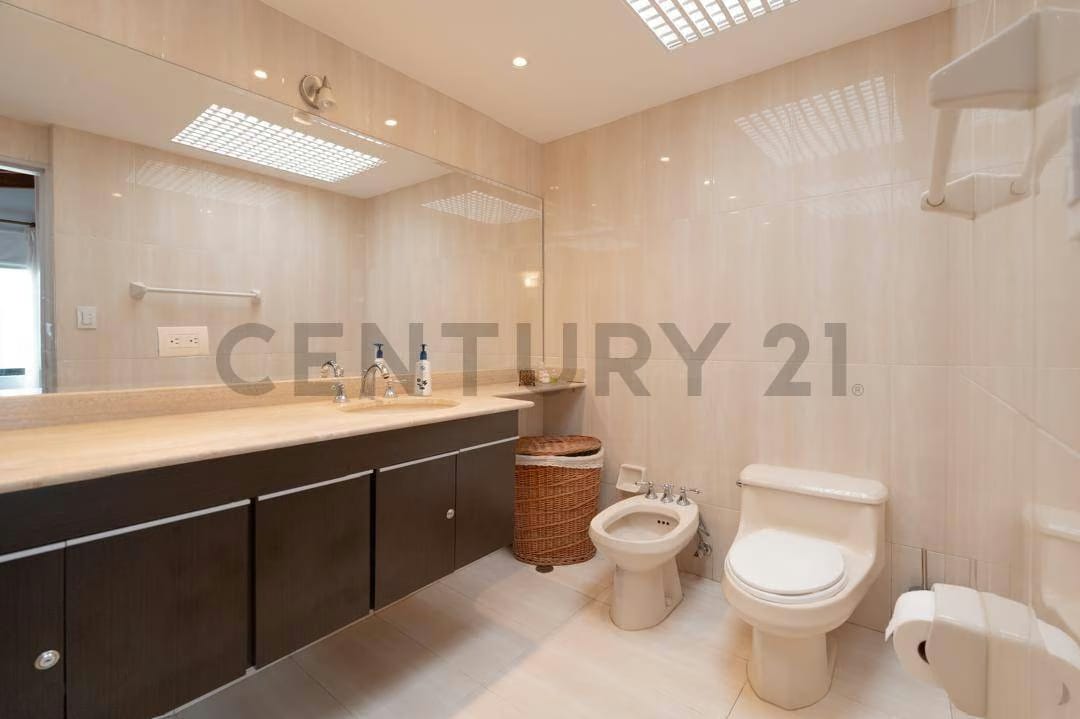 En Venta Espectacular Casa-Quinta de 2 niveles en Cumbres de Curumo - 19